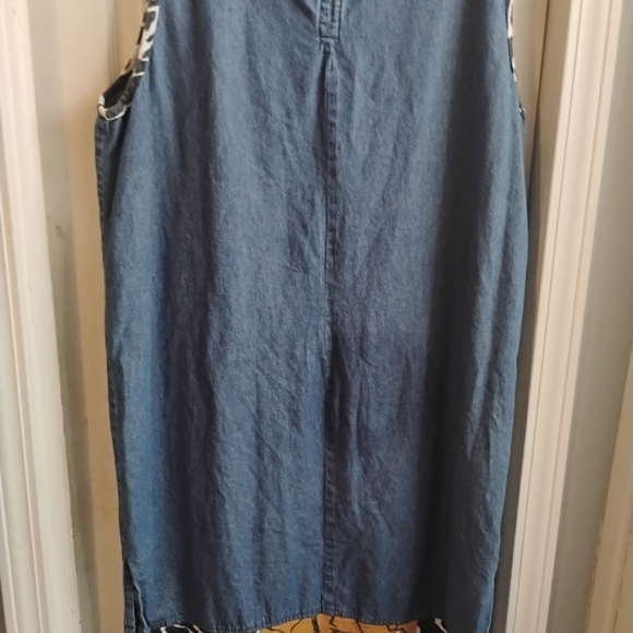 Sleeveless Blue Dress with Embroidered Design - Picture 10 of 10